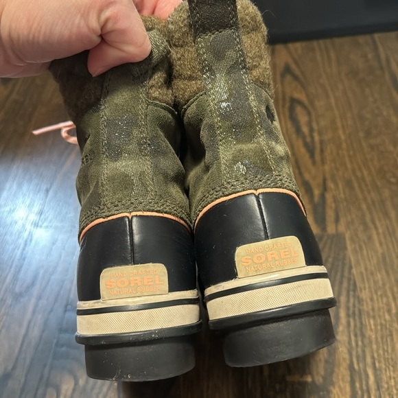 Sorel camo boots with coral accents size 6 - Picture 3 of 5